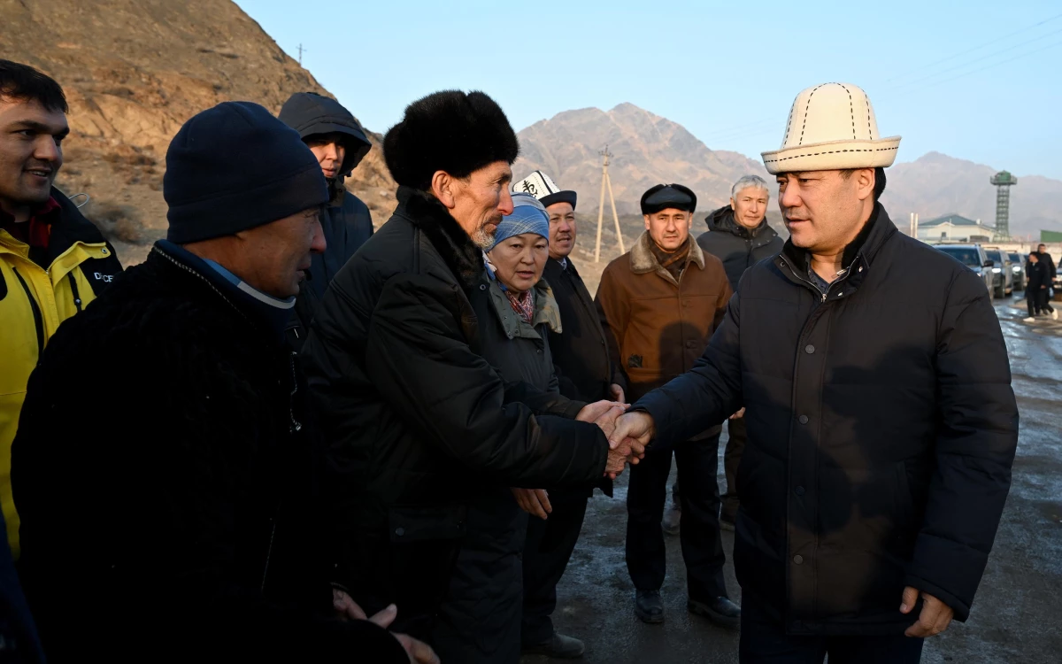 Kırgızistan Cumhurbaşkanı Caparov, Tacikistan\'la sınır bölgesini ziyaret etti