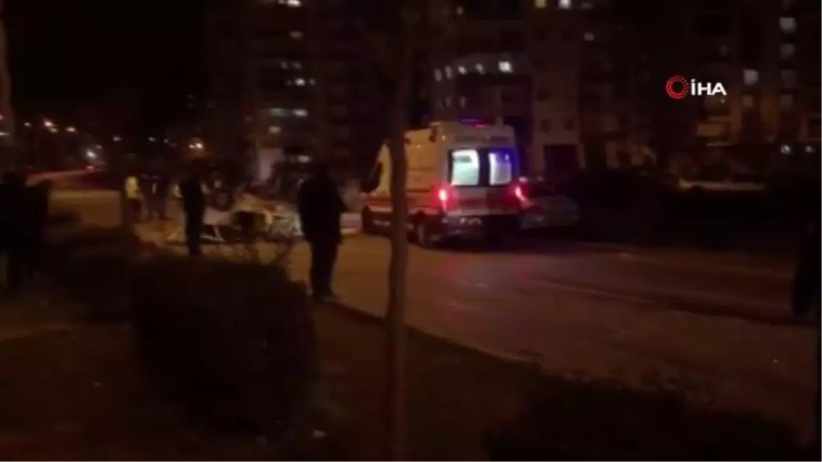 Kontrolden çıkan otomobil orta refüjdeki ağaçlara çarptı...Feci kaza kamerada