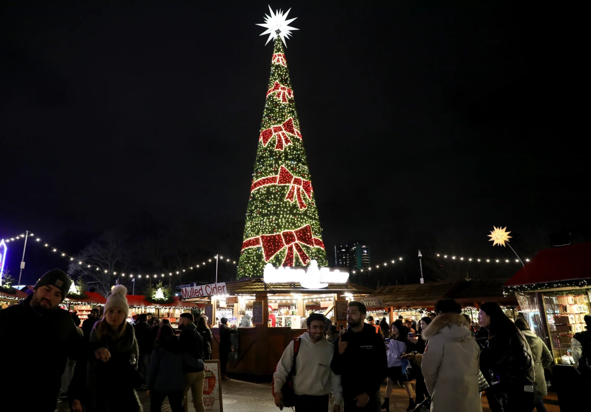 Londralılar Noel İçin Hazırlanan Hyde Park\'ı Ziyaret Ediyor