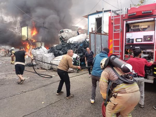 Maltepe'de geri dönüşüm tesisinde işçilerin kaldığı konteynerlerde yangın çıktı