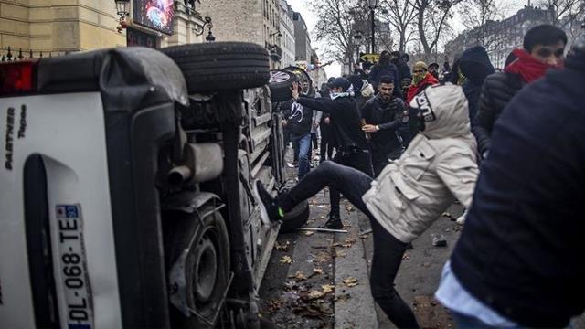 Ne diyeceği merak konusuydu! Bakan Akar, PKK'lıların savaş alanına çevirdiği Paris'e ilişkin ilk kez konuştu Ne diyeceği merak konusuydu! Bakan Akar, PKK'lıların savaş alanına çevirdiği Paris'e ilişkin ilk kez konuştu