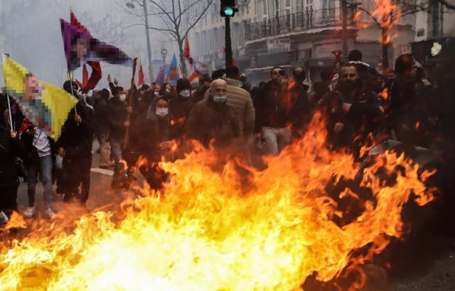 Ne diyeceği merak konusuydu! Bakan Akar, PKK'lıların savaş alanına çevirdiği Paris'e ilişkin ilk kez konuştu Ne diyeceği merak konusuydu! Bakan Akar, PKK'lıların savaş alanına çevirdiği Paris'e ilişkin ilk kez konuştu