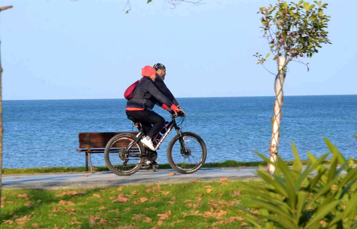 Ordu\'da kış mevsiminde yaz havası sahilleri doldurdu