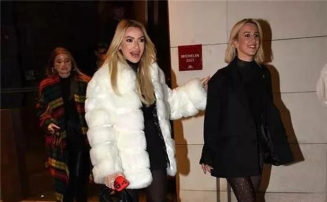 Tribünden izledi! Hadise, Galatasaraylı yıldızın çocuğunu kucağına alıp poz paylaştı Tribünden izledi! Hadise, Galatasaraylı yıldızın çocuğunu kucağına alıp poz paylaştı