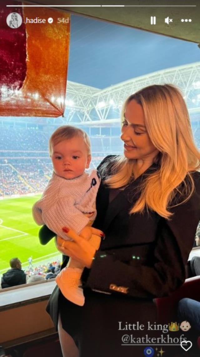 Tribünden izledi! Hadise, Galatasaraylı yıldızın çocuğunu kucağına alıp poz paylaştı Tribünden izledi! Hadise, Galatasaraylı yıldızın çocuğunu kucağına alıp poz paylaştı