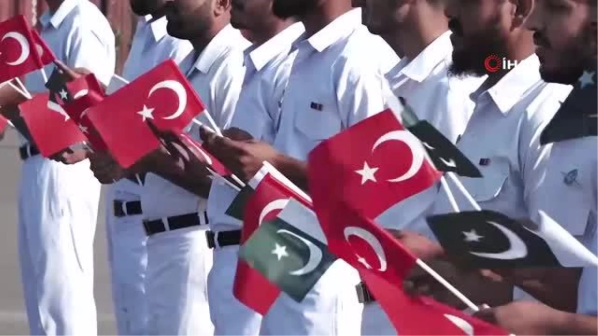 Türk donanma gemisi Burgazada Pakistan\'da