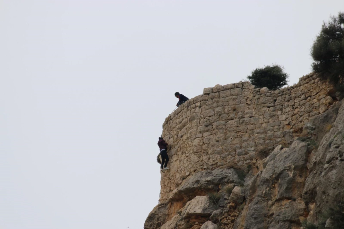 Adana\'da Kozan Kalesi\'ndeki kayalıklarda mahsur kalan genç kurtarıldı