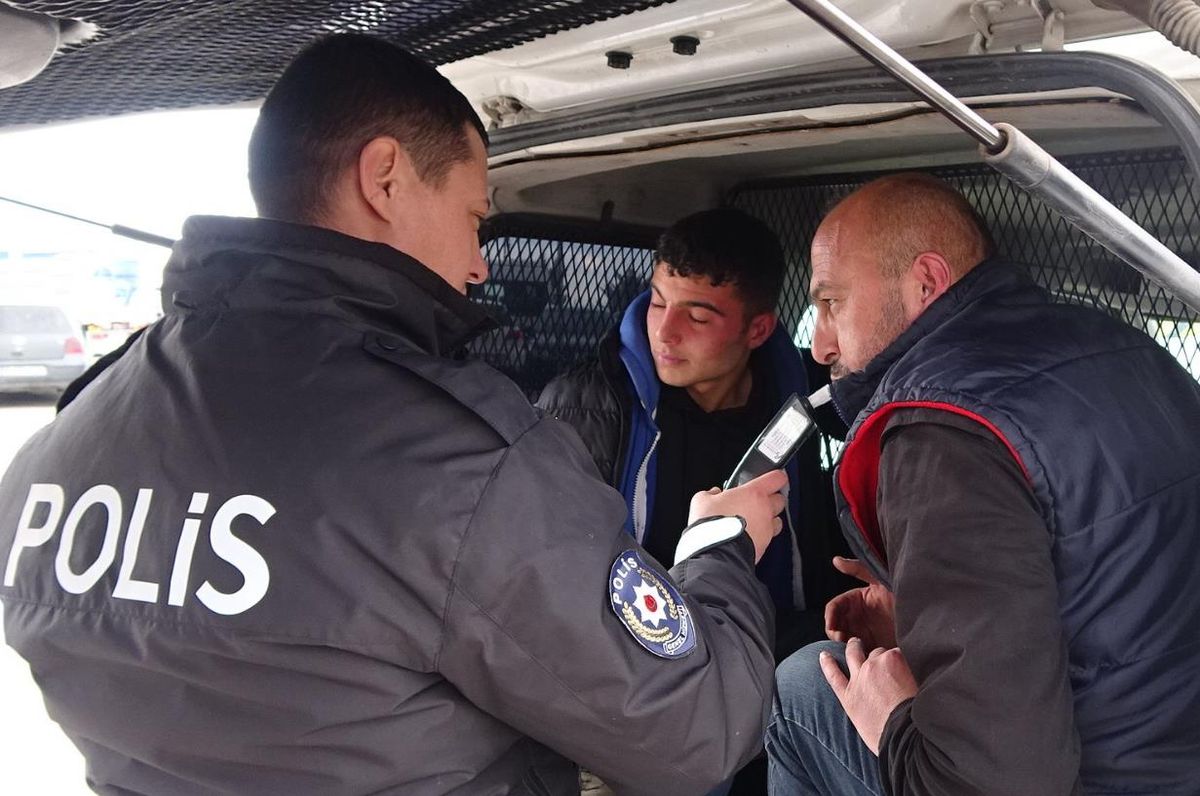 Aksaray\'da karısının 3 yakınını bıçakla yaralayan koca ve oğlu gözaltına alındı
