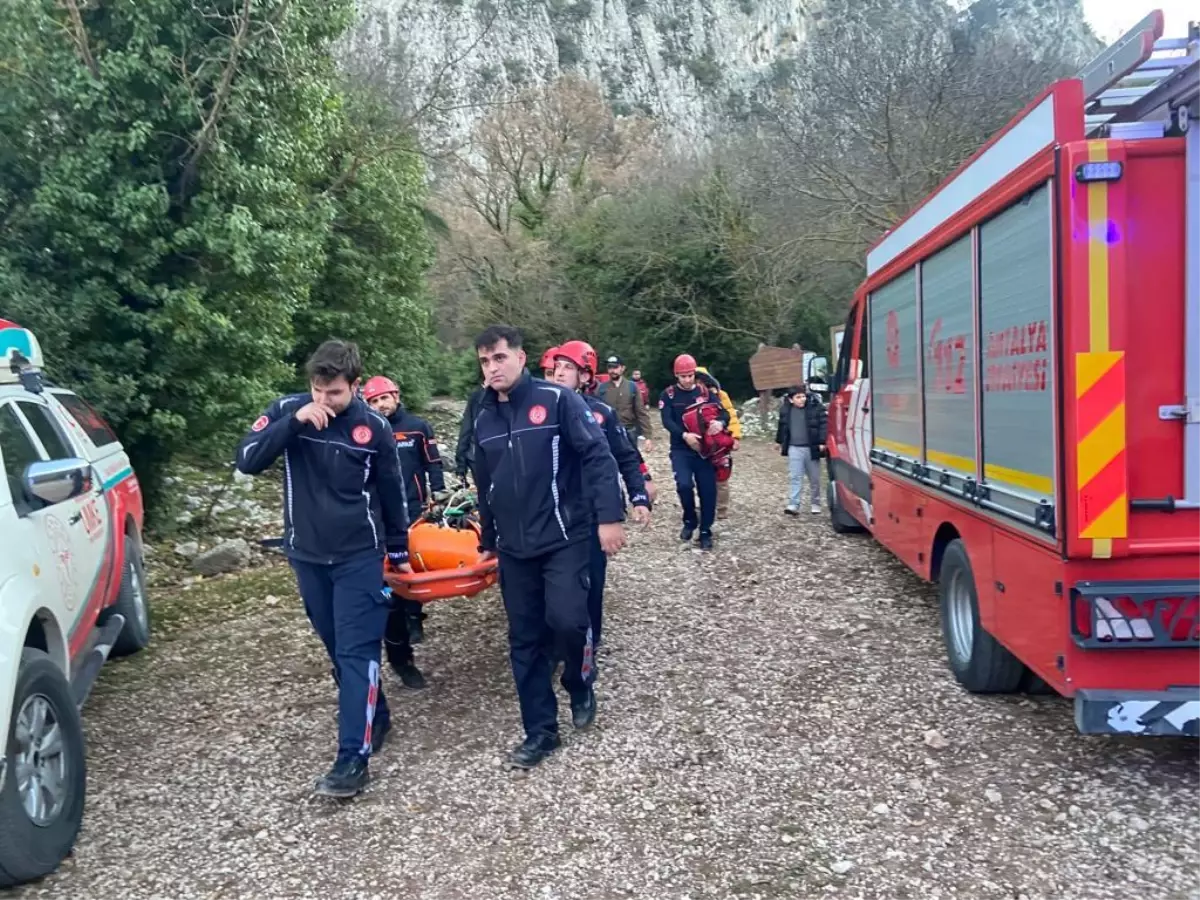 Antik kentin surlarından düşen turist yaralandı