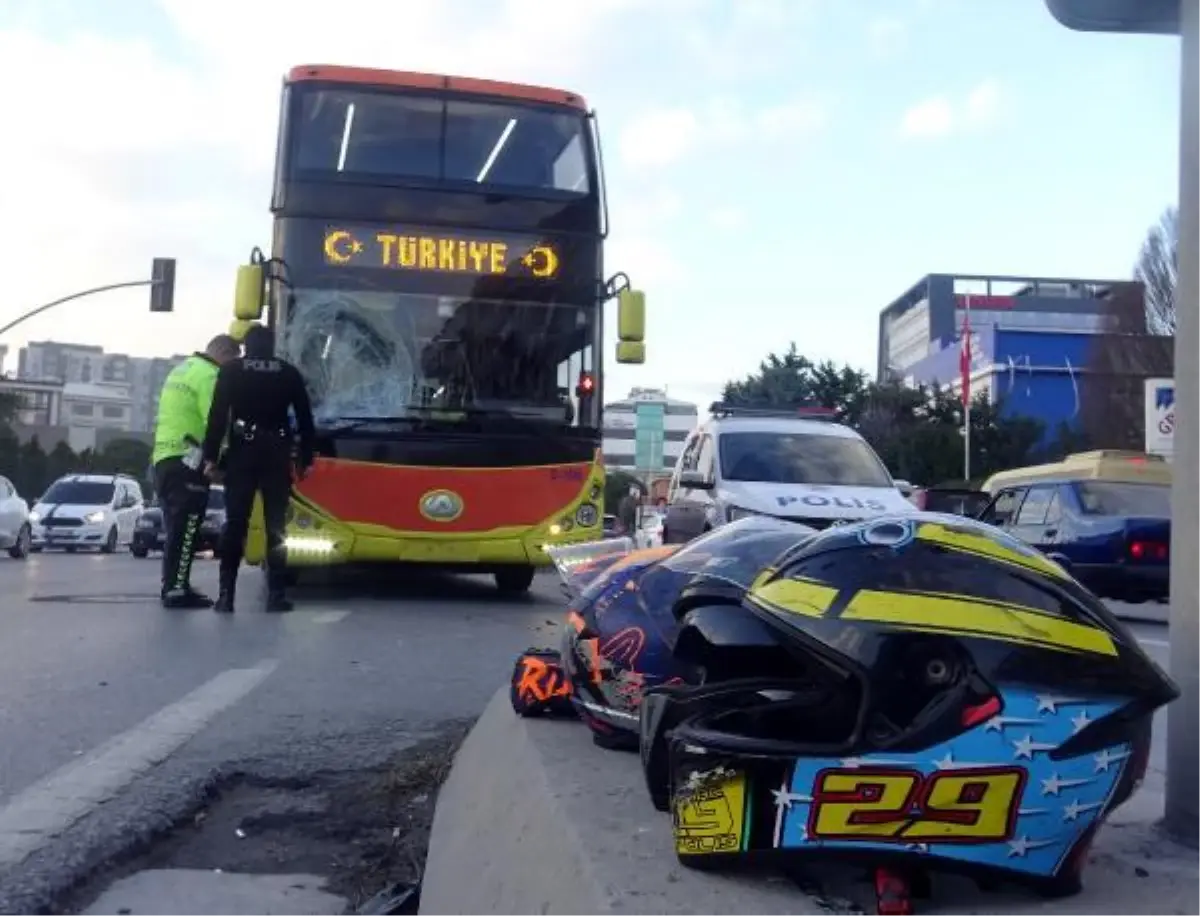 AVCILAR\'DA İKİ KATLI OTOBÜS MOTOSİKLETE ÇARPTI: 2 YARALI