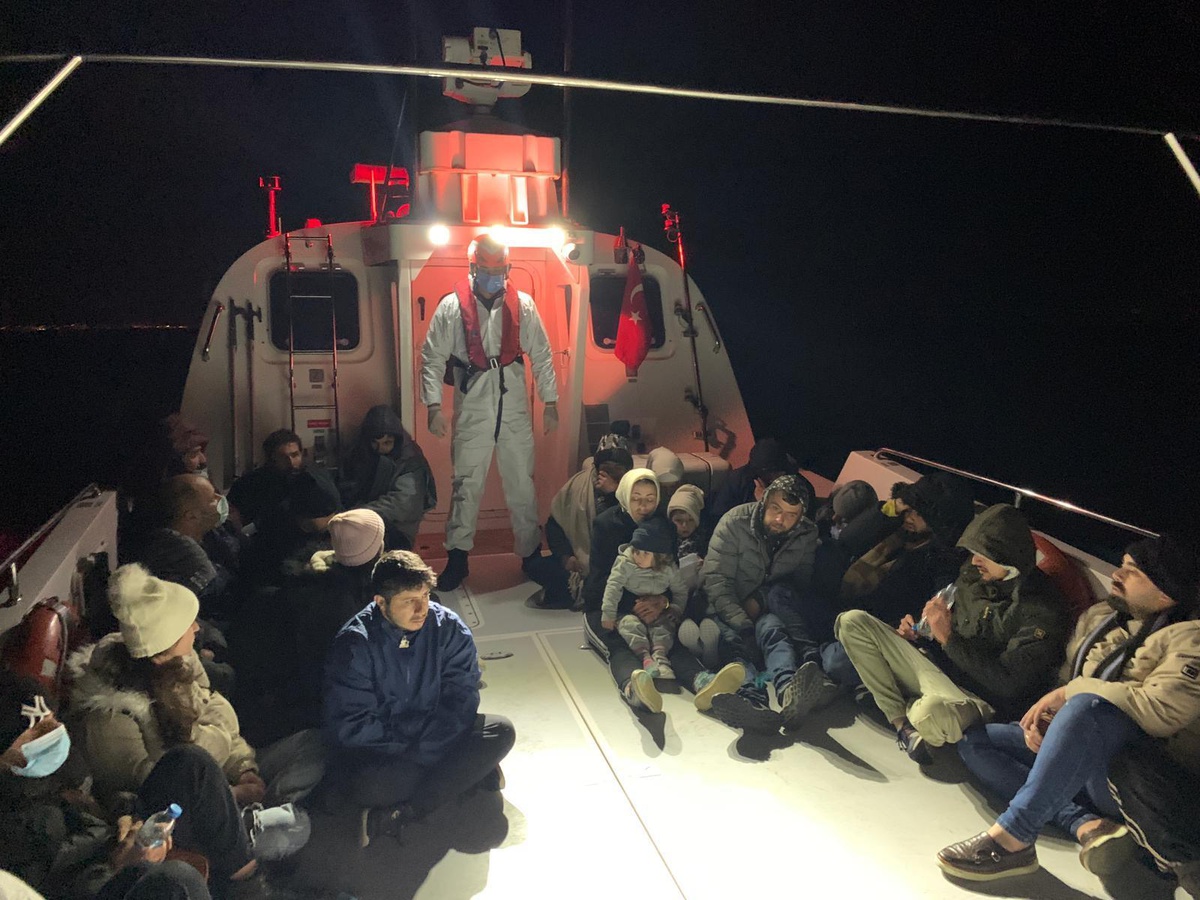 İzmir açıklarında 182 düzensiz göçmen kurtarıldı, 21 düzensiz göçmen yakalandı