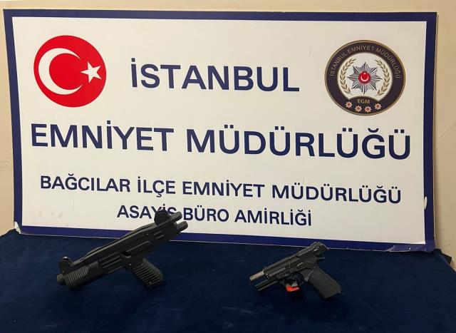 Bağcılar'da dehşet anları kamerada: Makineli silahla iş yerini taradılar Bağcılar'da dehşet anları kamerada: Makineli silahla iş yerini taradılar
