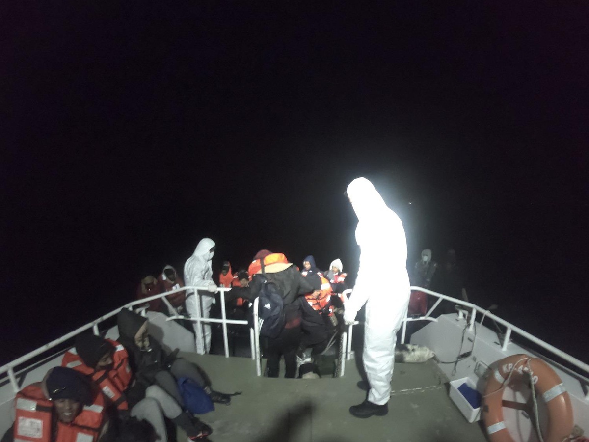 Çanakkale\'de Türk kara sularına itilen 61 düzensiz göçmen kurtarıldı