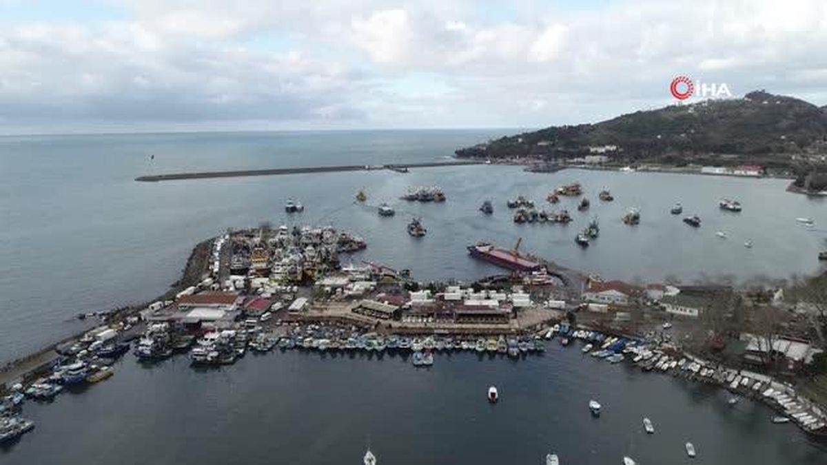 Denize açılan balıkçılar kötü hava koşulları nedeniyle geri dönüp limana demirledi