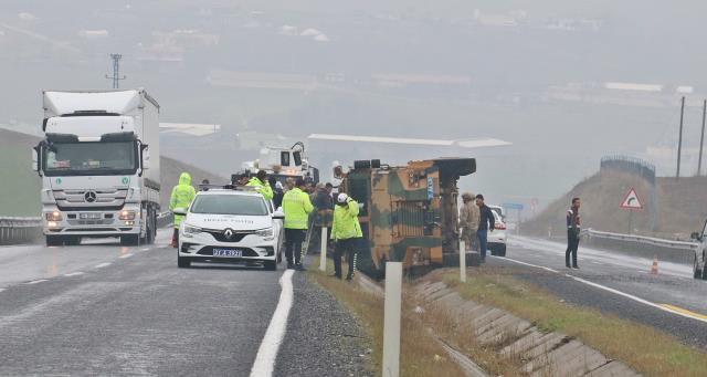 Diyarbakır'da zırhlı askeri araç devrildi: 6 asker yaralandı Diyarbakır'da zırhlı askeri araç devrildi: 6 asker yaralandı