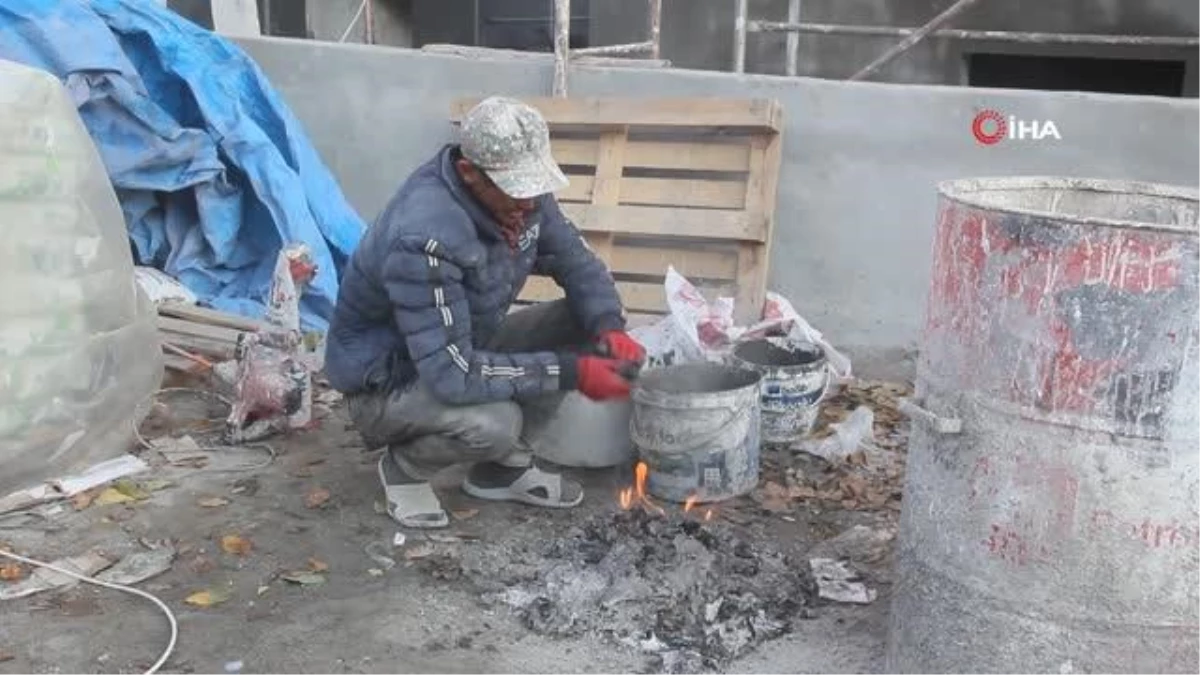 Erzincan buz tuttu, işçiler ateş yakarak ısındı