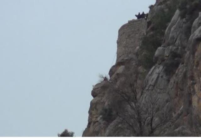 İntihar için uçuruma çıkan gence polisin yaptığı hareket gönülleri fethetti