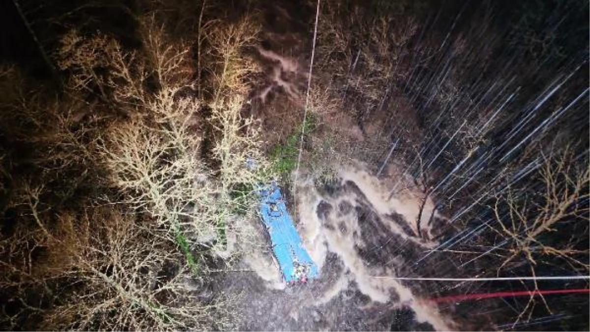 İspanya\'da yolcu otobüsü nehre uçtu 6 ölü