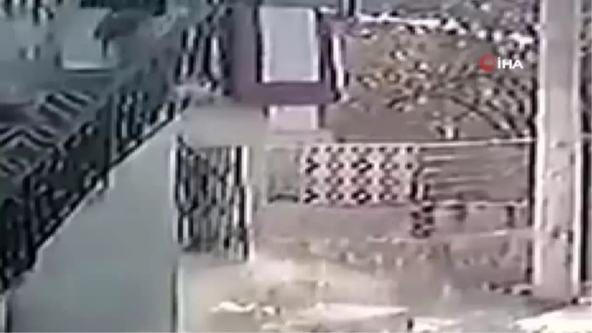 İzmir\'de balkonun çökme anı kamerada