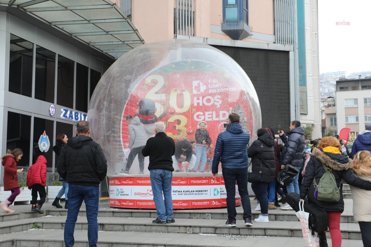 İzmit\'te Yılbaşı El Emeği Pazarı\'na Yoğun İlgi