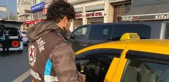 Seyir halinde çay içerken denetime takılan taksi sürücüsü kendini savundu: Telefon değil ki bu