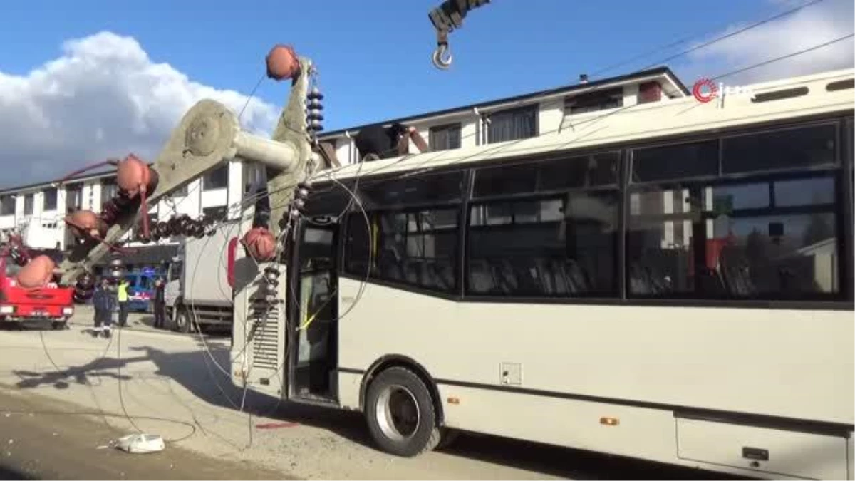 Kamyonun çarptığı beton direk yolcu otobüsünün üzerine devrildi
