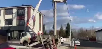 Kamyonun çarptığı elektrik direği halk otobüsünün üzerine devrildi