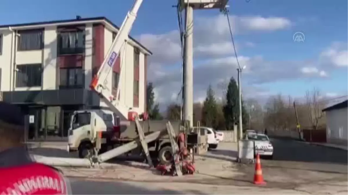 Kamyonun çarptığı elektrik direği halk otobüsünün üzerine devrildi