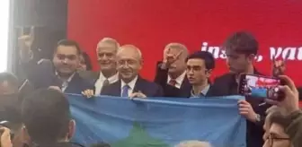 '21. Yüzyılda Milliyetçilik' toplantısına katılan Kılıçdaroğlu, bozkurt işareti yapan gençlerle fotoğraf çekildi
