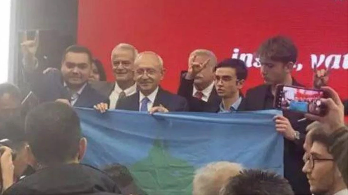 "21. Yüzyılda Milliyetçilik" toplantısına katılan Kılıçdaroğlu, bozkurt işareti yapan gençlerle fotoğraf çekildi