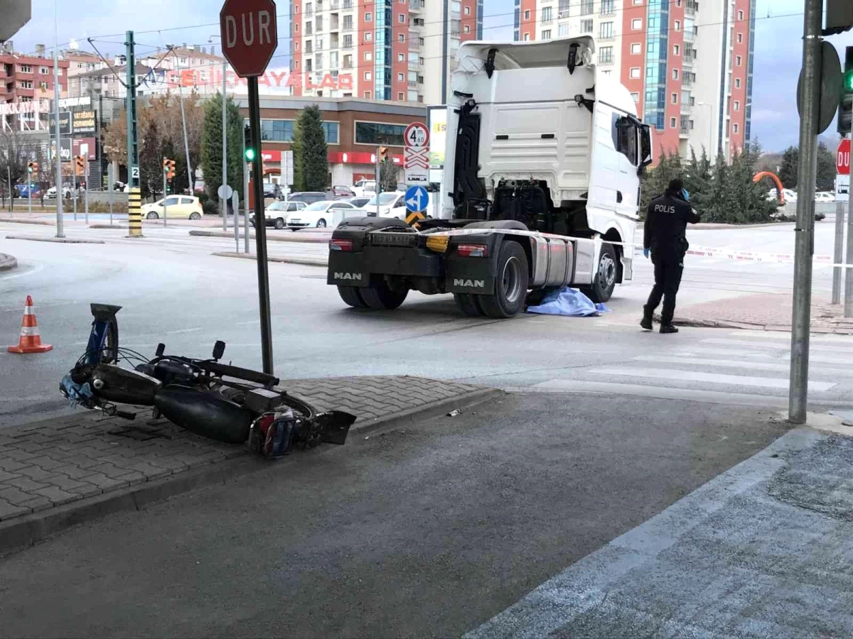 Konya\'da tırın altında kalan motosiklet sürücüsü hayatını kaybetti