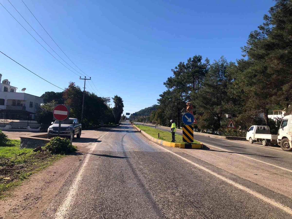 Minibüs yoldan çıkarak iş yeri duvarına çarptı: 6 yaralı