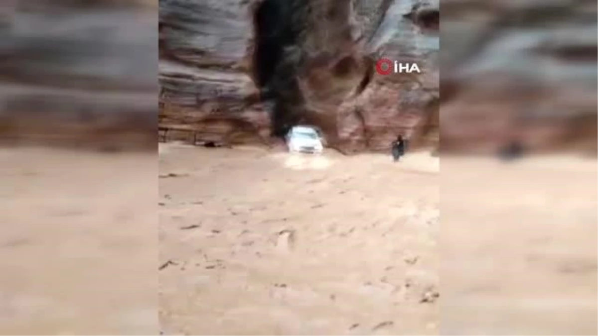 Petra antik kentinde sel: Turistler tahliye edildi