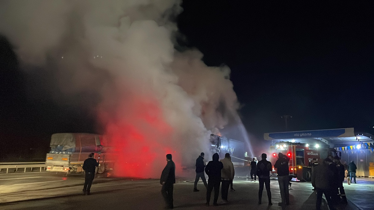 Sakarya\'da tekstil ürünleri taşıyan tırın dorsesi yandı