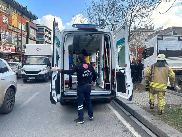 İstanbul'da kan donduran kaza! Yaşlı kadın tırın altında kalıp can verdiği anlar kamerada