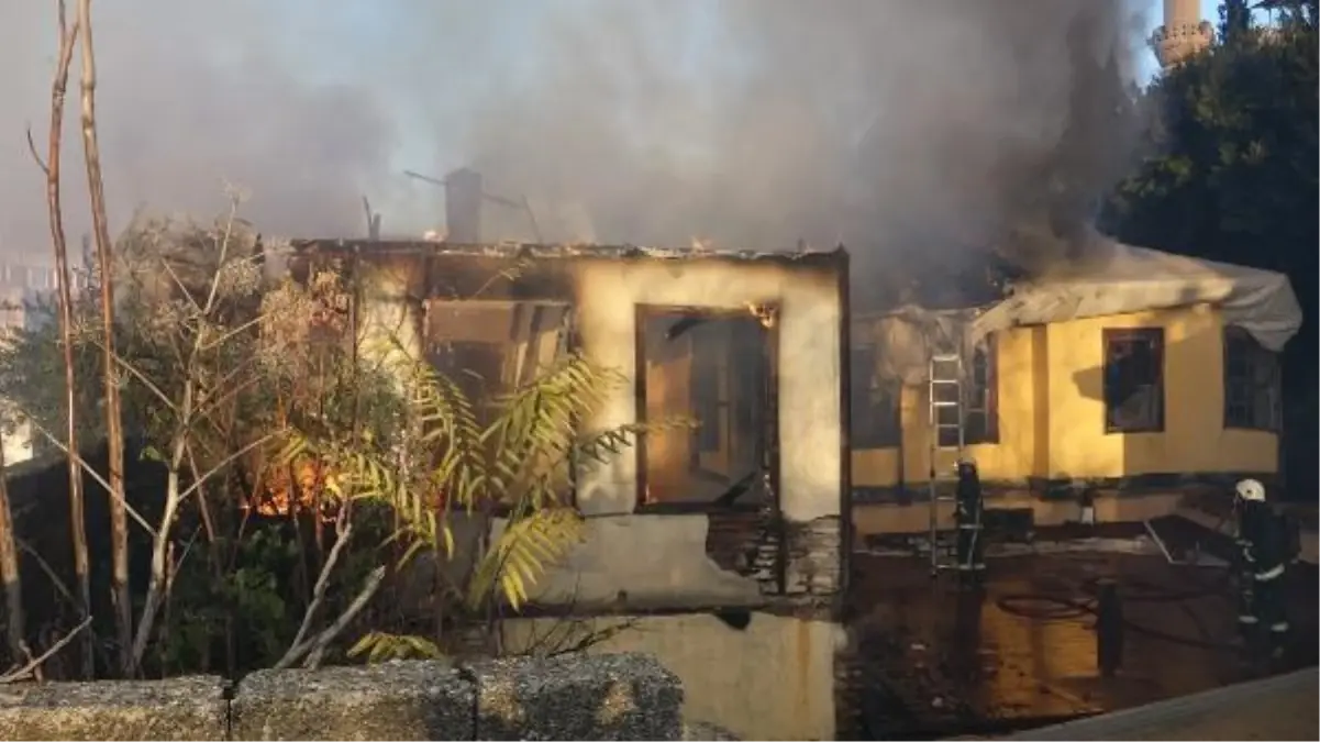 TARİHİ KALEİÇİ'NDEKİ METRUK BİNA YANDI