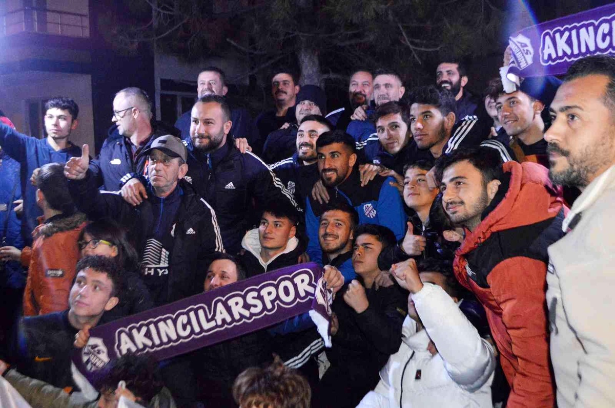 Akıncılarspor\'a coşkulu karşılama