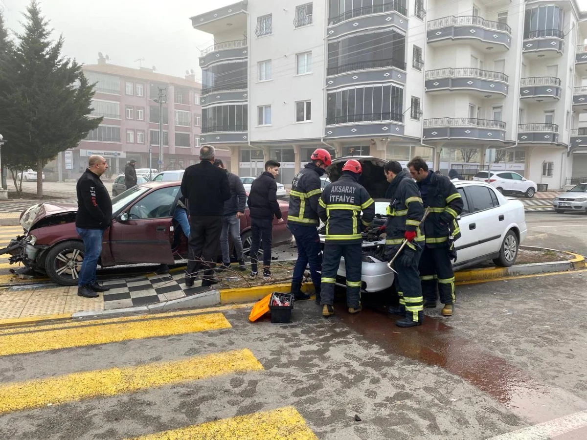 Aksaray\'da 2 otomobil çarpıştı: 3 yaralı
