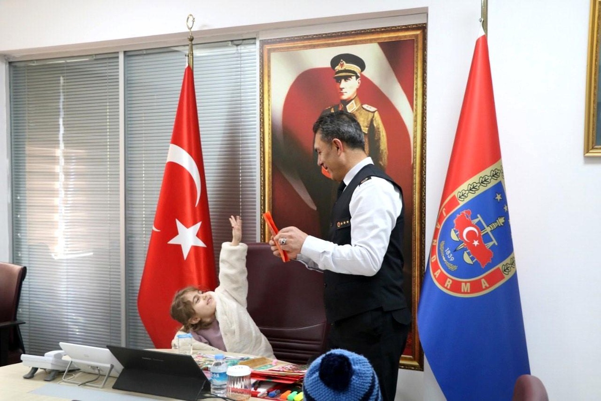 Anasınıfı öğrencileri jandarmada çizgi film izledi
