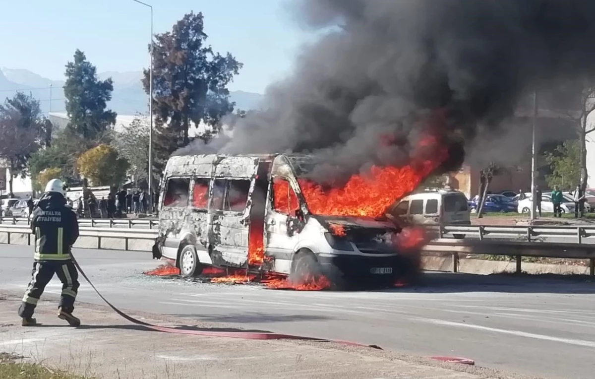 Antalya\'da seyir halindeyken alev alan minibüs kullanılamaz hale geldi