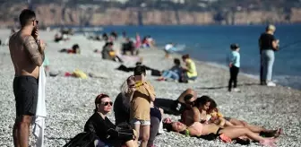 Türkiye'nin büyük kısmı soğukla mücadele ederken Antalya'da denize girdiler