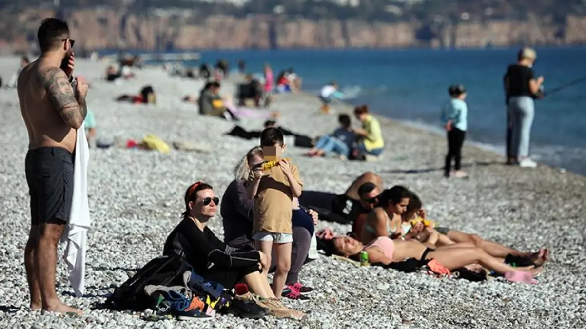 Türkiye'nin büyük kısmı soğukla mücadele ederken Antalya'da denize girdiler