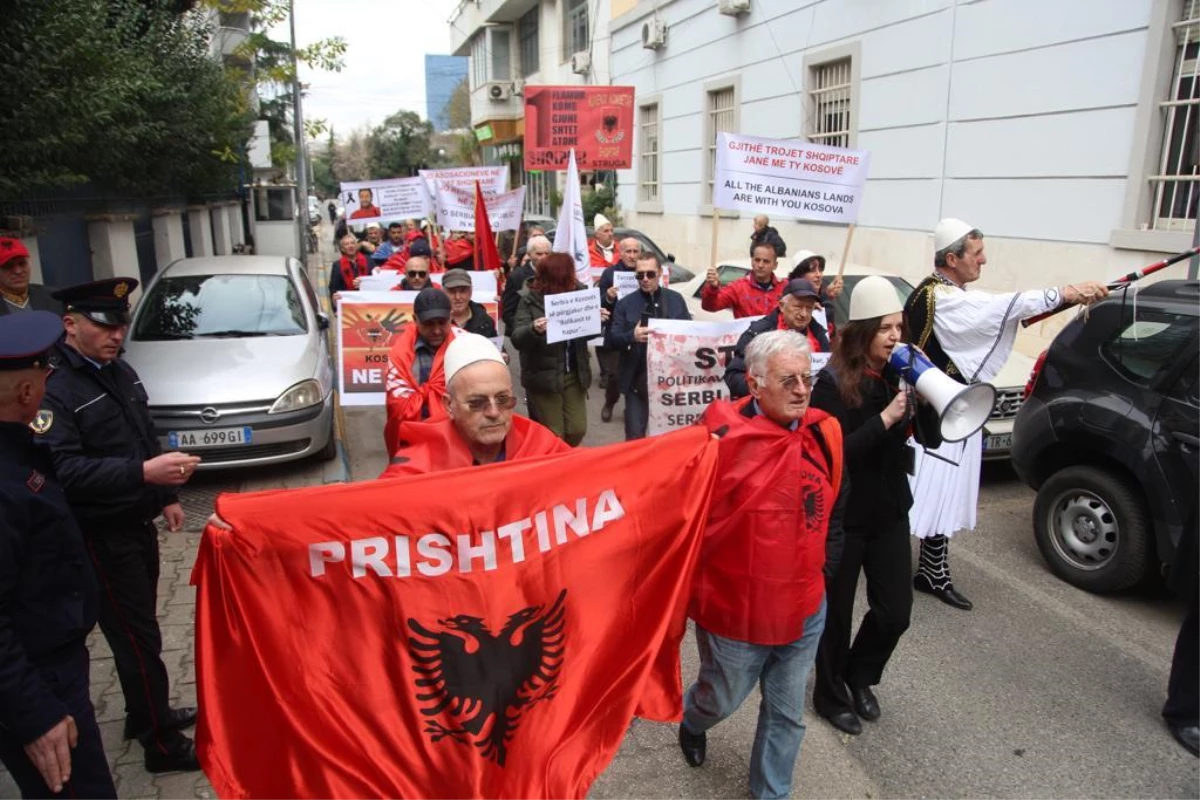 Arnavutluk\'ta, Kosova\'ya destek eylemi düzenlendi