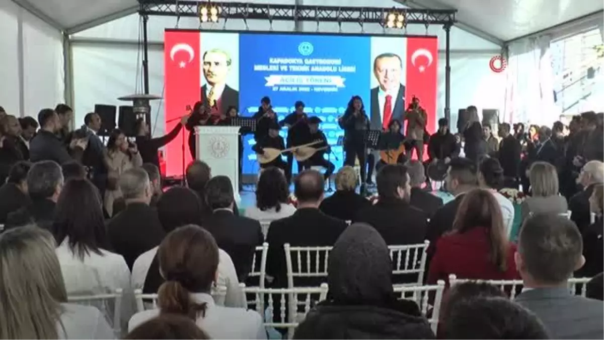 Bakan Özer önlük taktı, erişte kesti