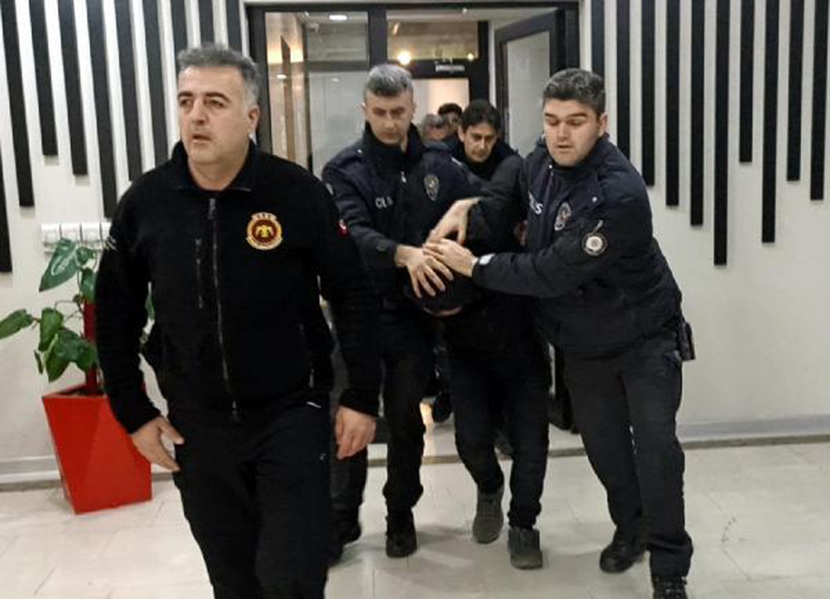 Bolu Belediyesi\'nde taşkınlık yapan pazarcı gözaltına alındı