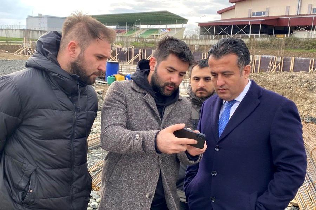 Çarşamba Belediye Başkanı Doğan, yapımı süren yüzme havuzu çalışmalarını inceledi