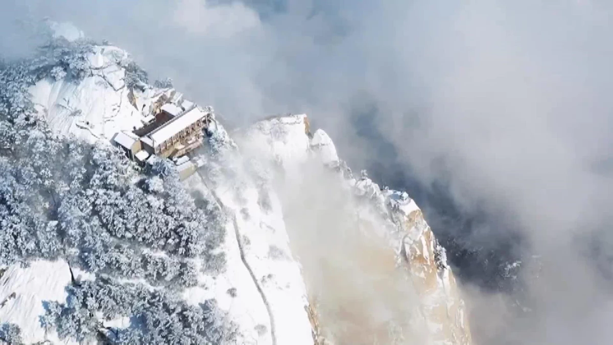 Çin\'deki Huashan Dağı\'nın Kar Yağışı Sonrası Kartpostallık Görüntüsü