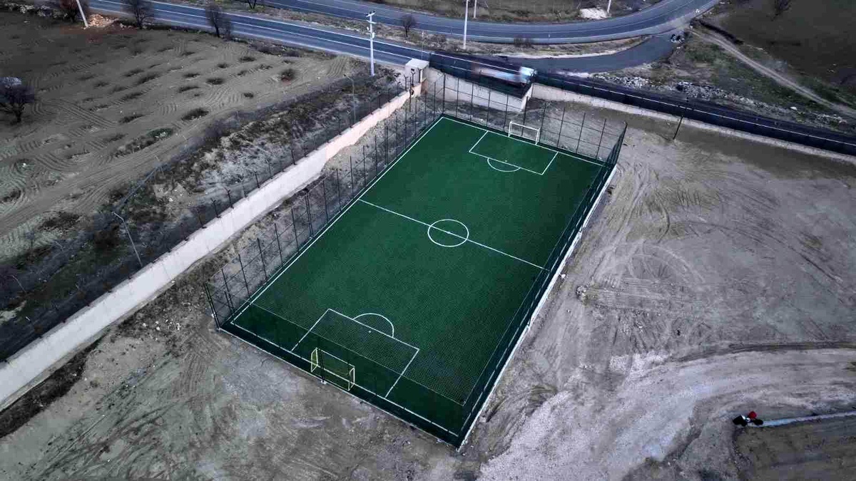 Çüngüş ve Dicle\'de 6 futbol ve 2 basketbol sahası gençlerin hizmetinde