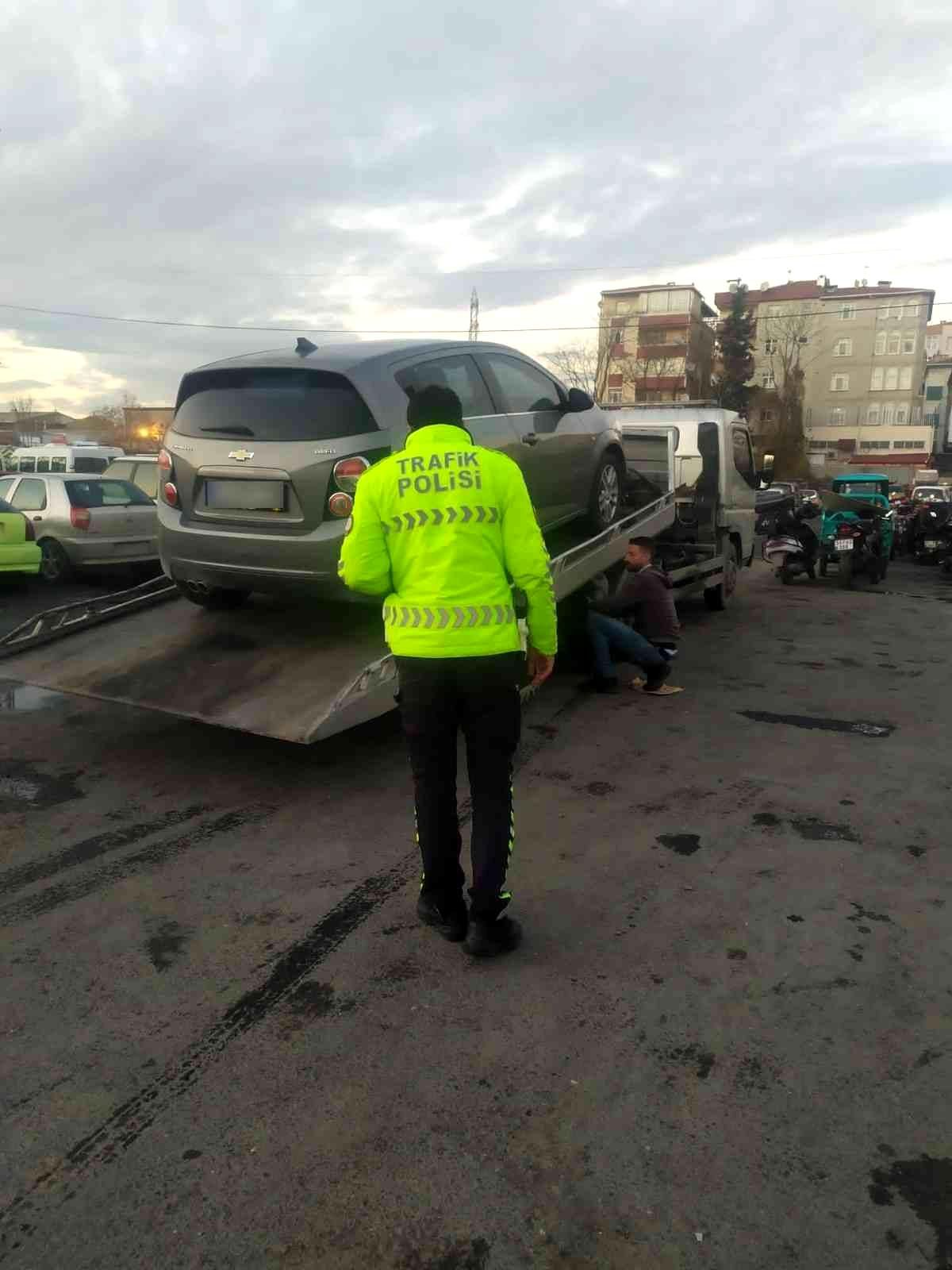 Direksiyon sınavını geçemeyince ehliyetsiz araç kullanıp drift atan şahıs yakalandı