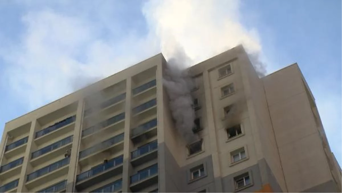 Esenyurt\'ta 25 katlı binanın 18. katında yangın